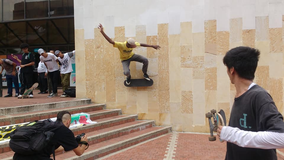 Skaters de Cali utilizando la Biblioteca Departamental como su rampa. Según Camilo: “Todo era calle, los  espacios deportivos eran calle”