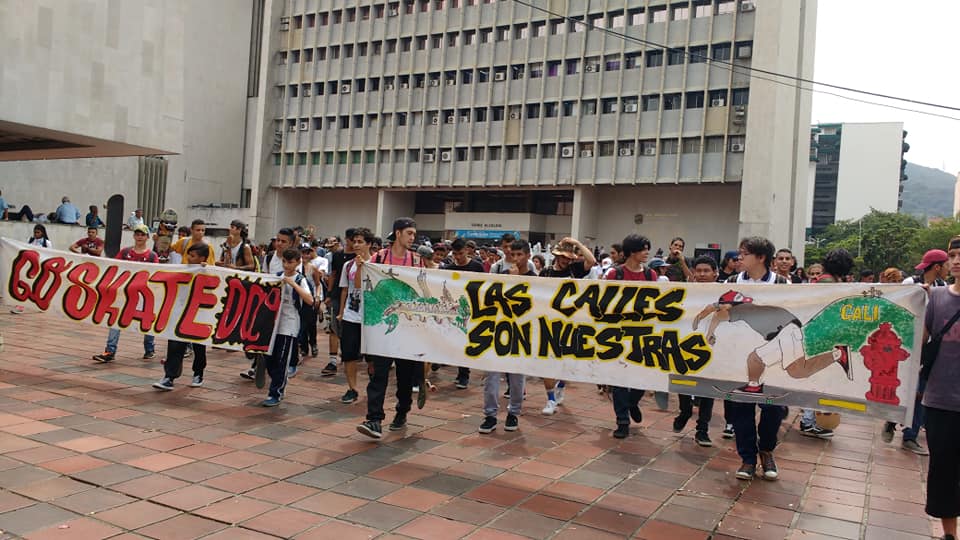 Marcha pacífica de skaters en el centro de la ciudad